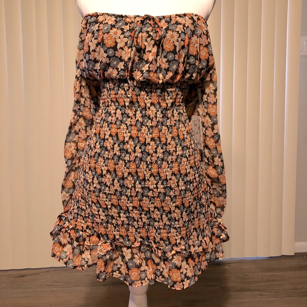Floral scrunch dress. Can be worn off the shoulder.